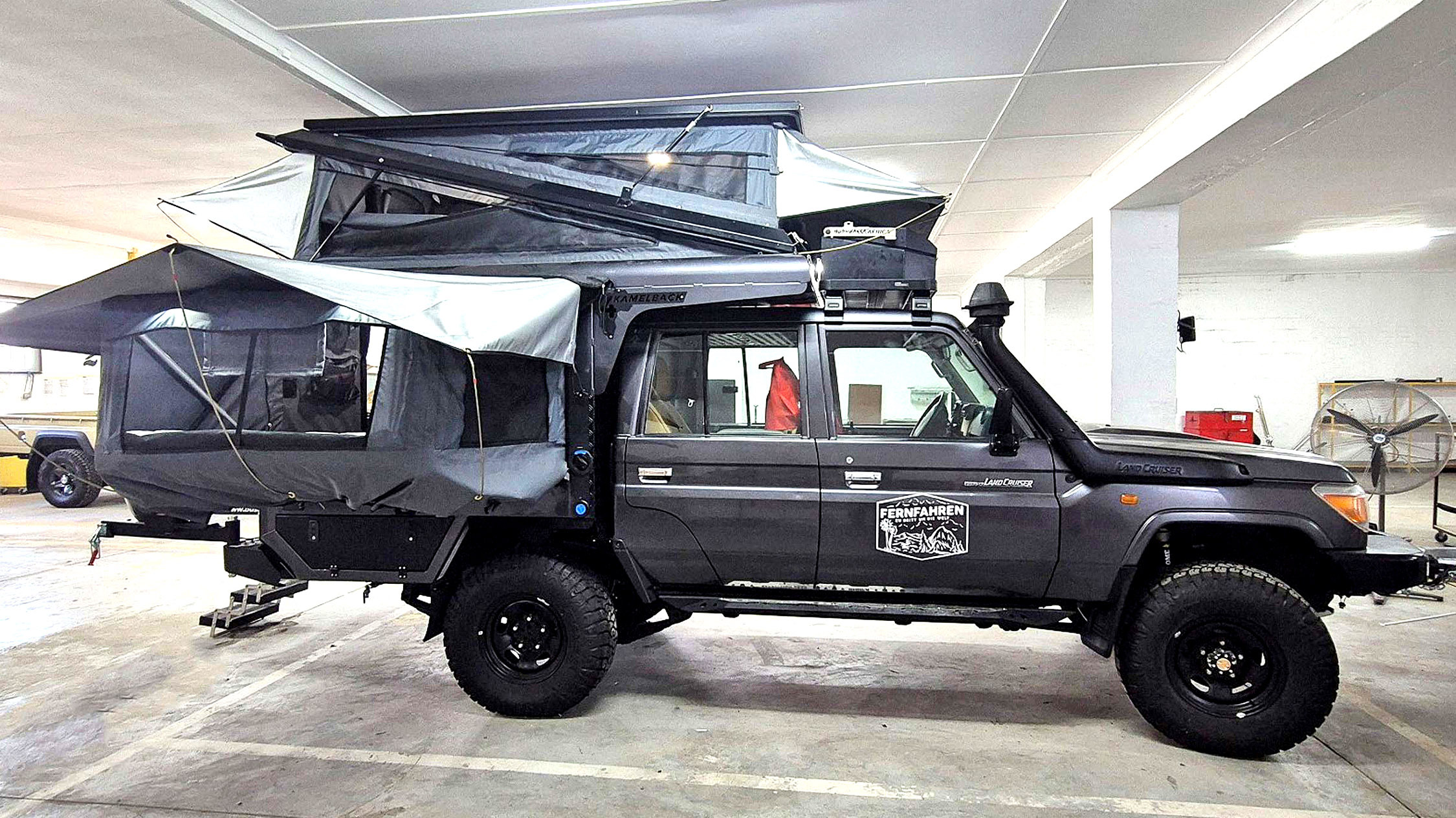 Land Cruiser 79 改裝露營車，可睡四人並內建淋浴間
