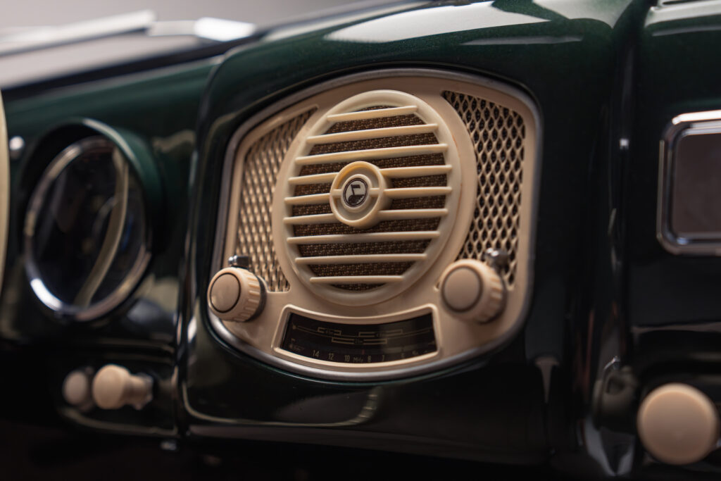 Detail shot of the Paldao wood and leather gear selector on the 6-speed manual gearbox of the Earls Court 51 Edition