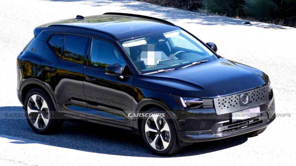  Volvo’s Decade-Old XC40 Spied Testing Yet Another Facelift