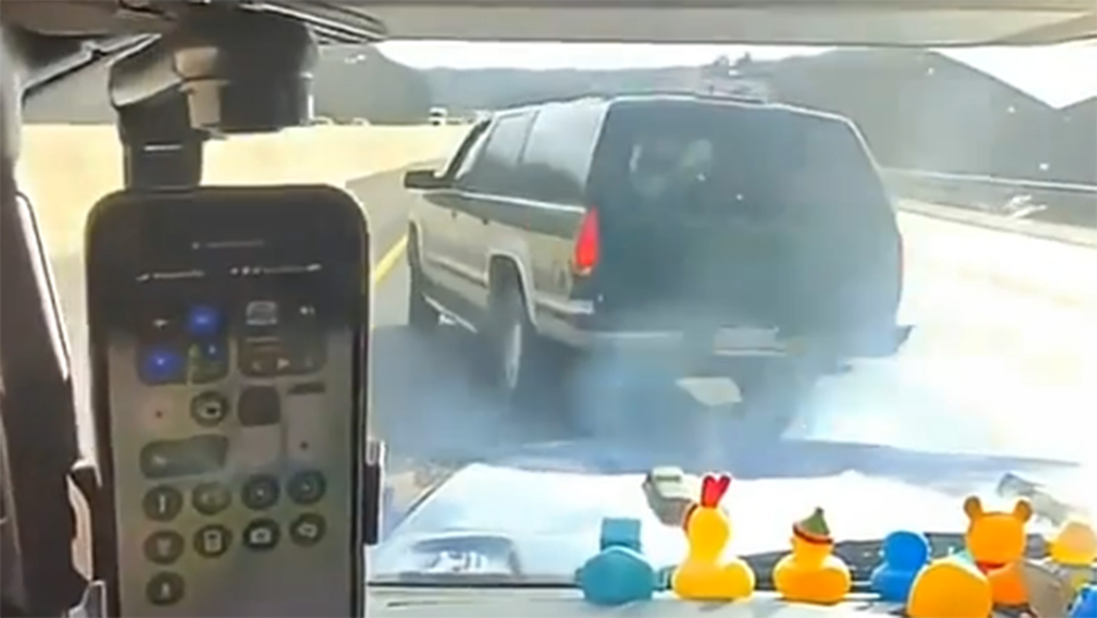 惡意逼車遭砂石車追撞 駕駛當場傻眼