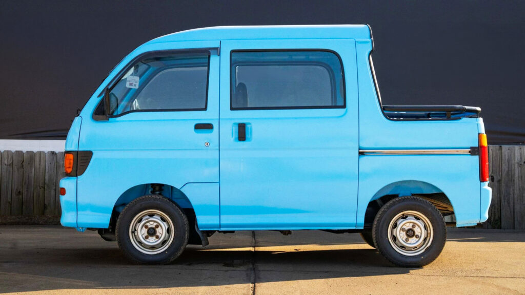  Daihatsu’s $12,950 Kei Van Is Also A Crew-Cab Pickup With A 34-Inch Bed