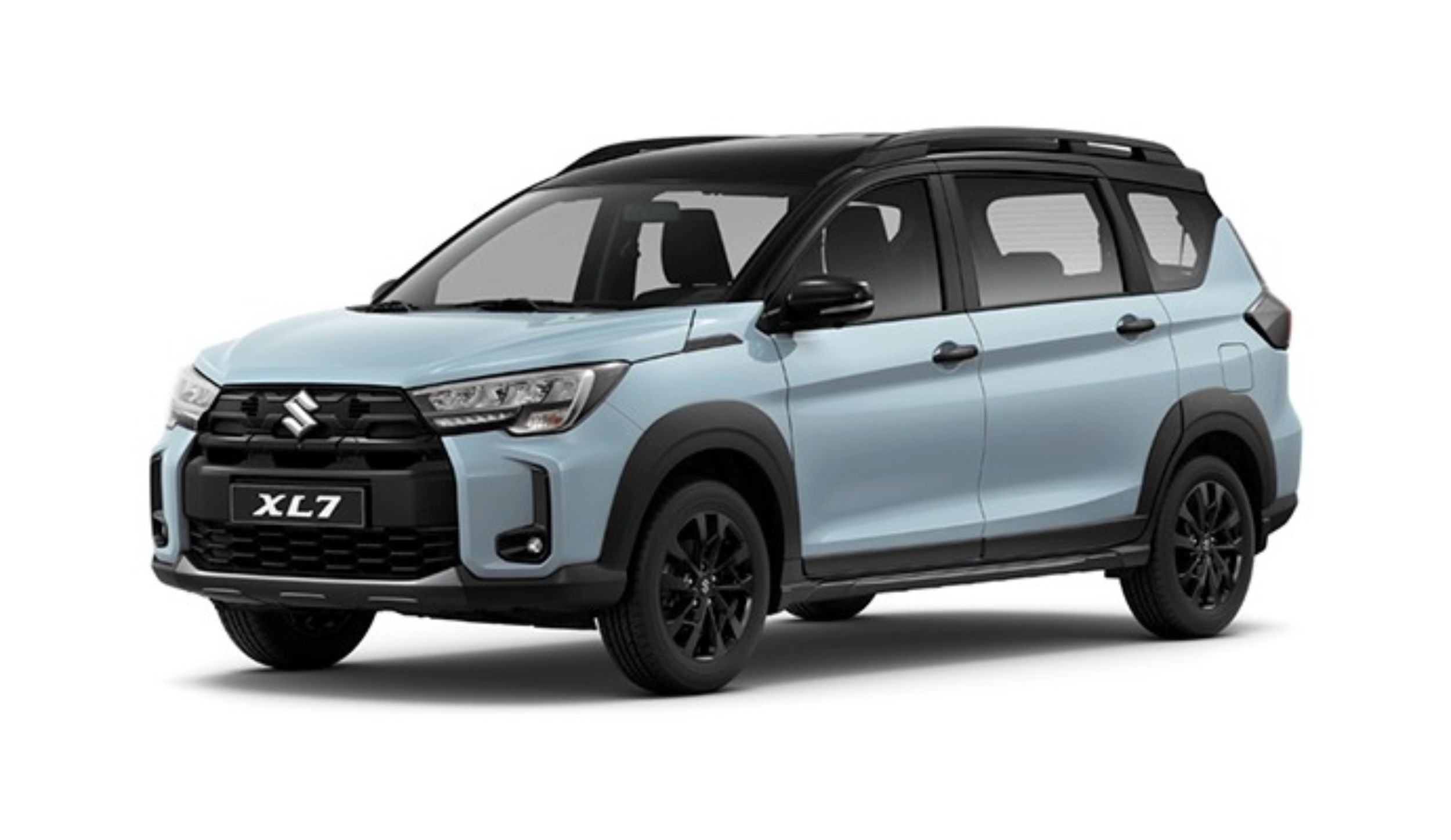 سوزوكي XL7 2026 فيس ليفت باللون الأزرق الثلجي مع السقف الأسود والشبك الأمامي الجديد
