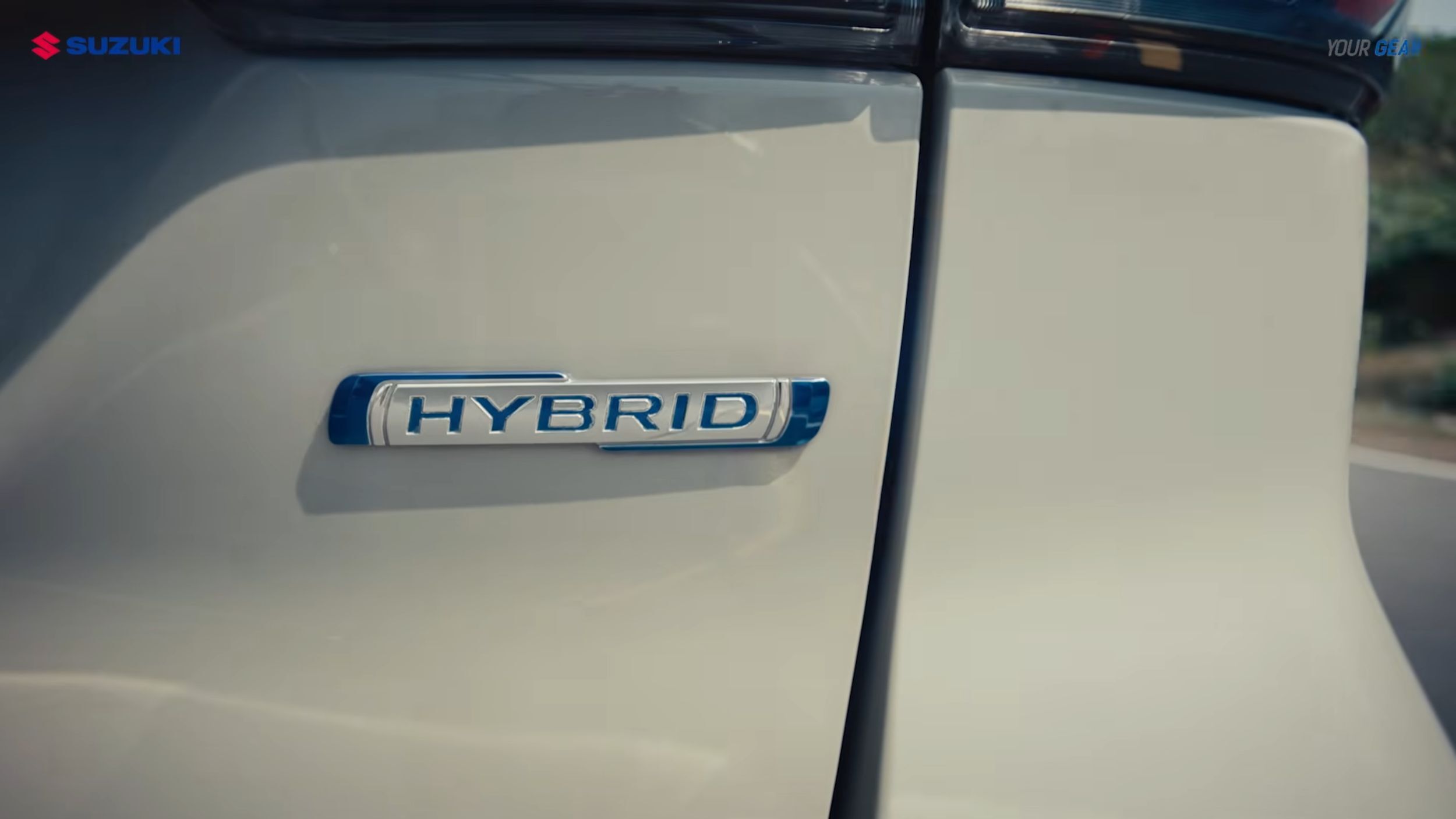 شارة HYBRID الجديدة على هيكل سوزوكي XL7 2026