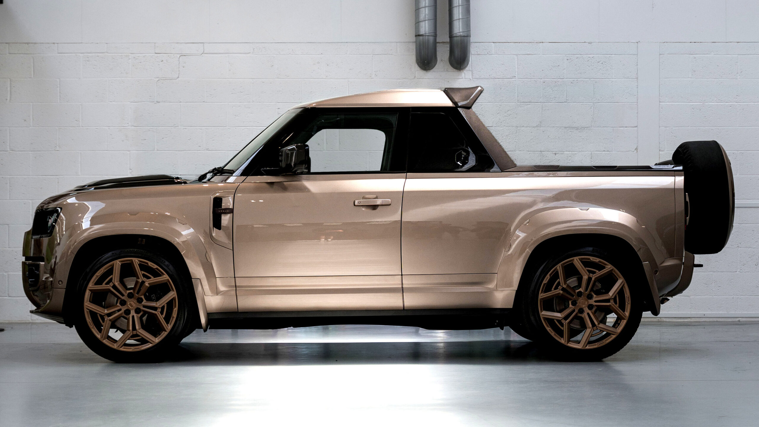 Urban Automotive 推出碳纖維 Land Rover Defender 越野皮卡與 Octa 改裝套件