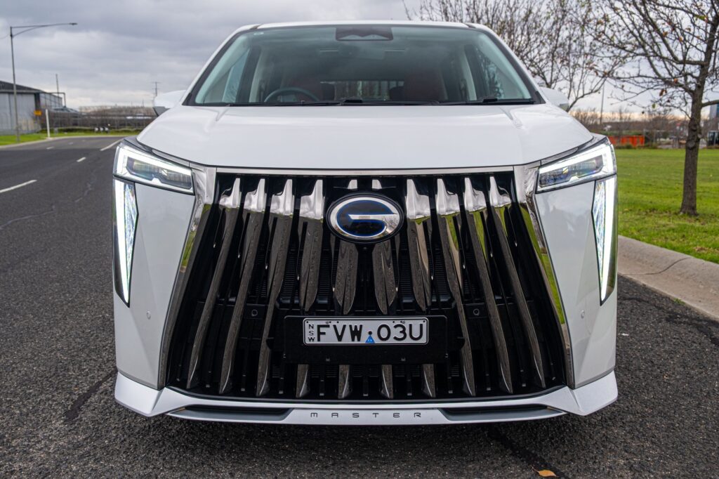 GAC M8 PHEV на дорозі