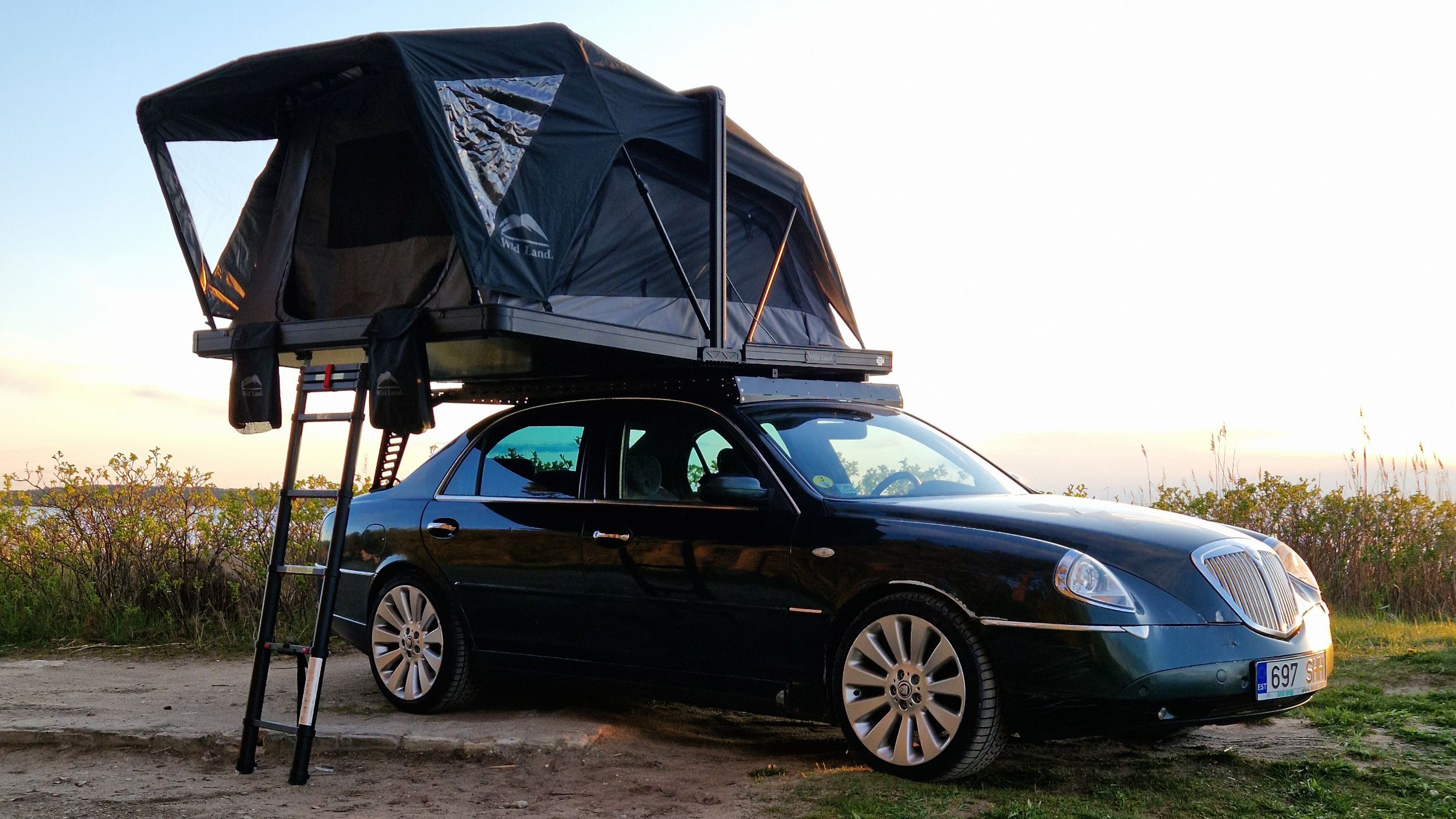 義大利政商名流座駕 Lancia Thesis 變身露營車，在田野間安睡兩人