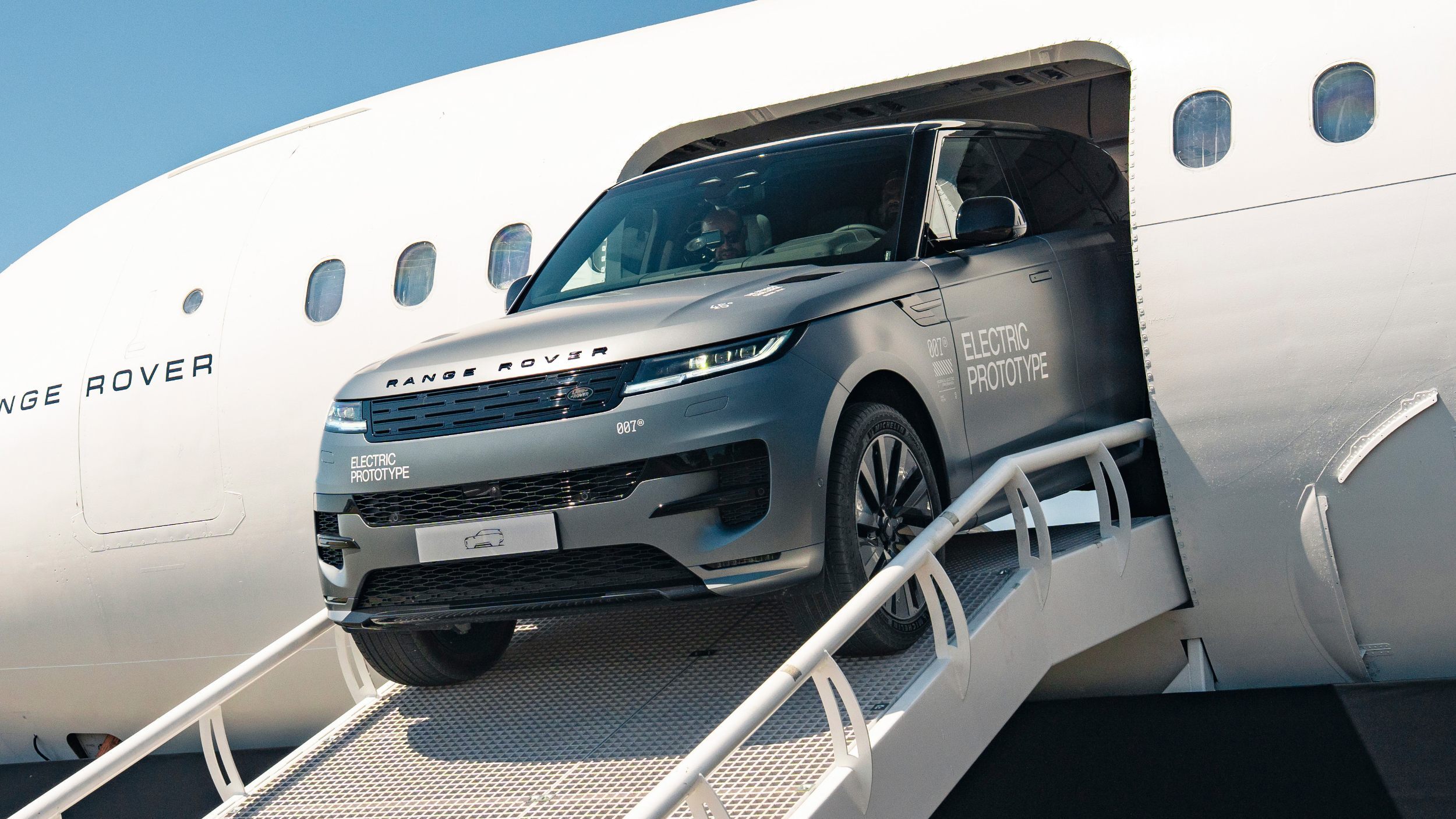 Range Rover Sport 純電版驚喜現身！性能與越野實力再進化