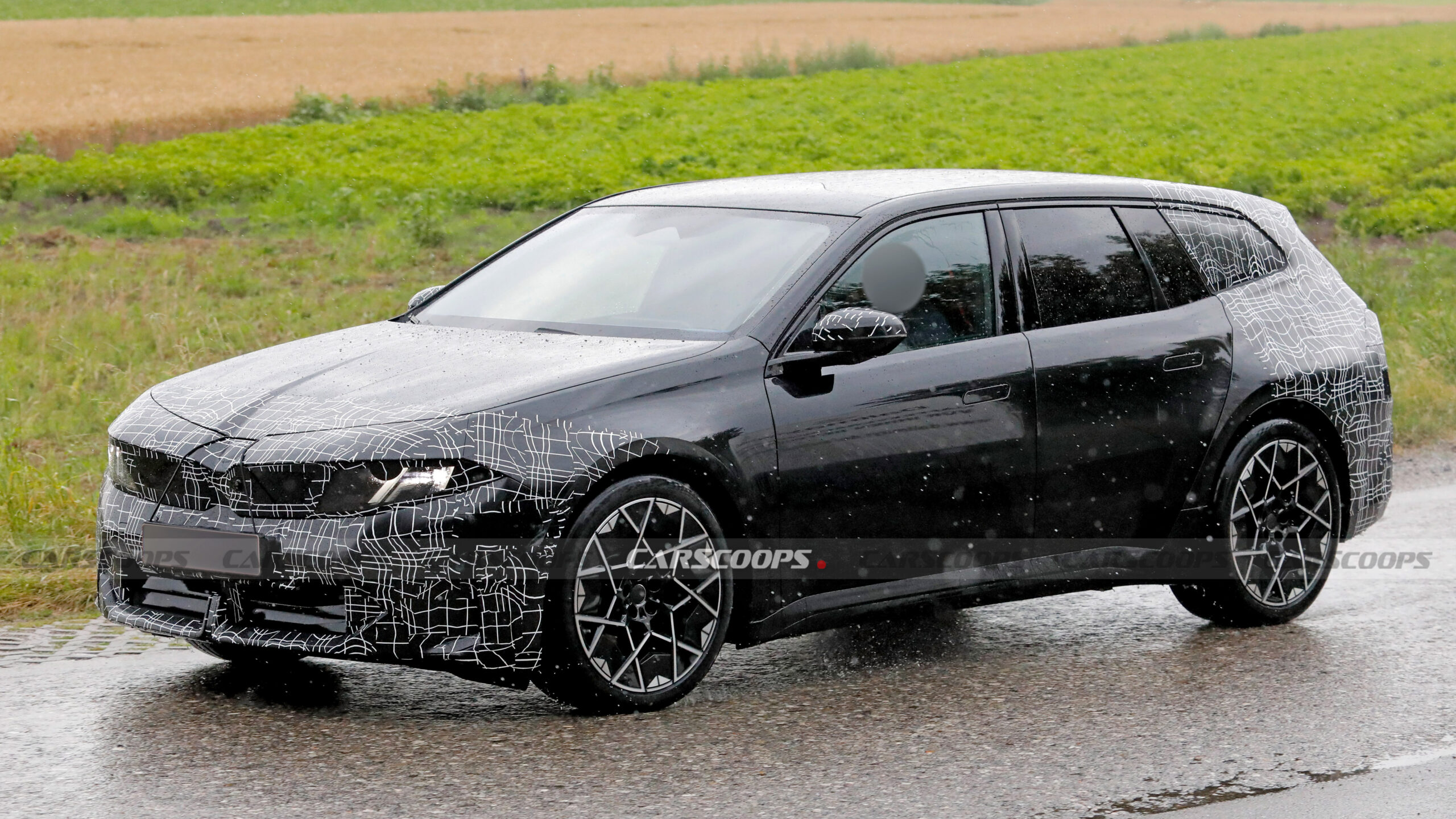 BMW 電動 i3 旅行車間諜照曝光，獨特車頂線條藏有玄機