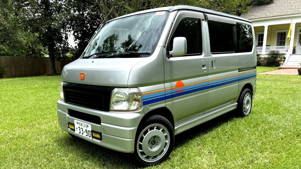  Honda’s Tiny Vamos Van Has RWD, A Manual, And An Engine Under The Back Seats