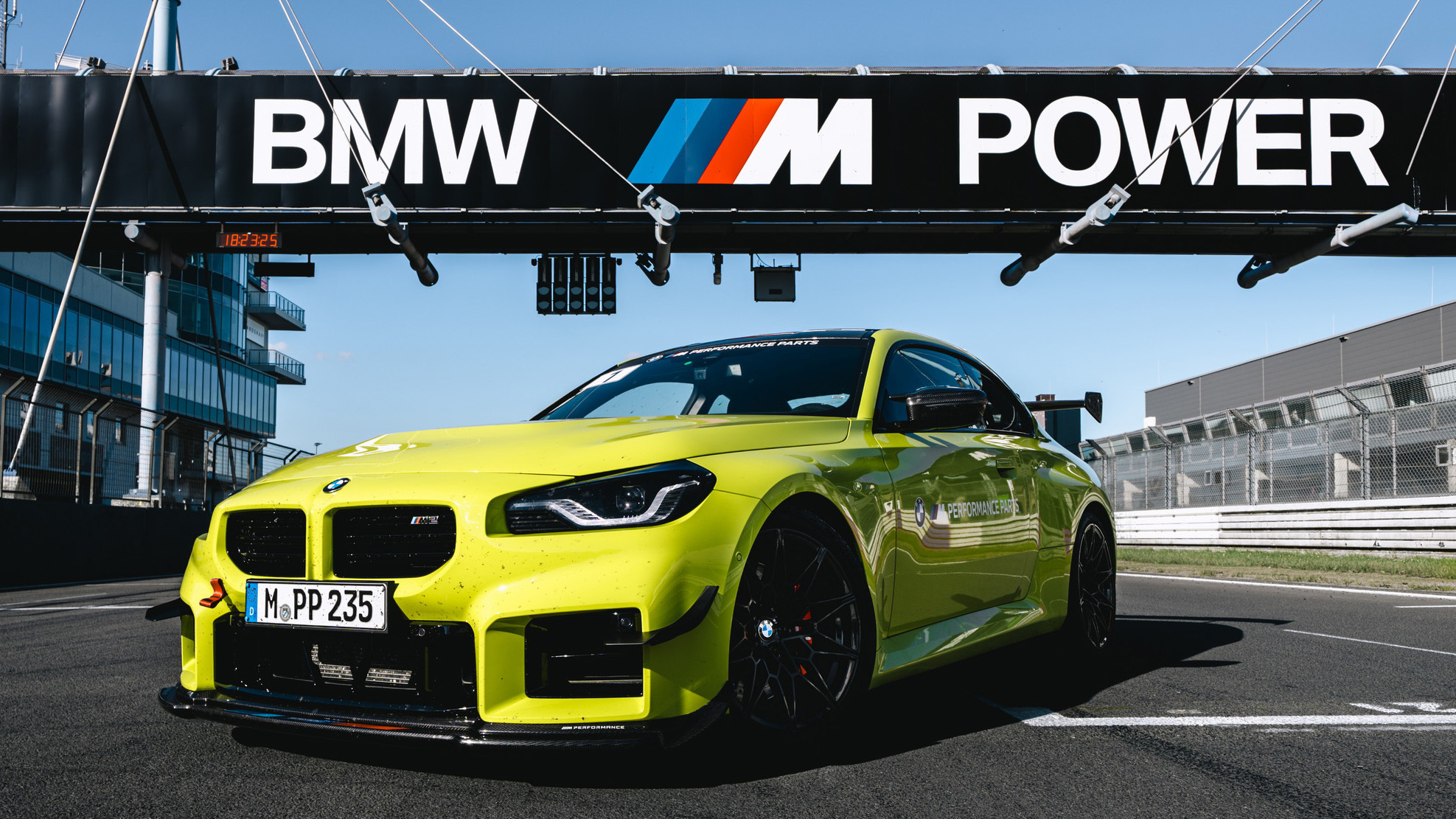 標準BMW M2以27,000美元零件擊敗M2 CS，無需額外動力