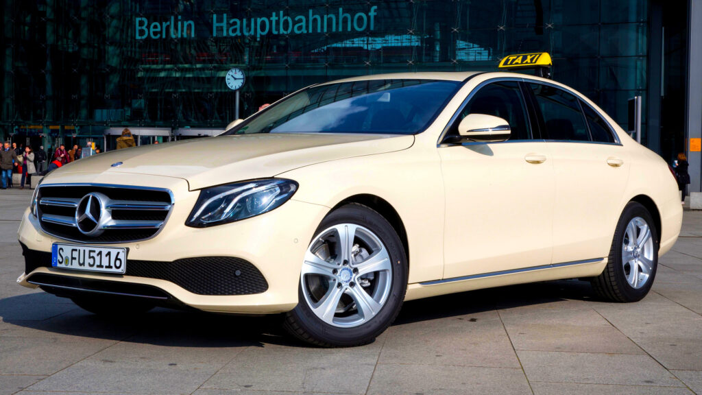 Mercedes Gave Up On Taxis, Now It Wants Back In As BYD Circles