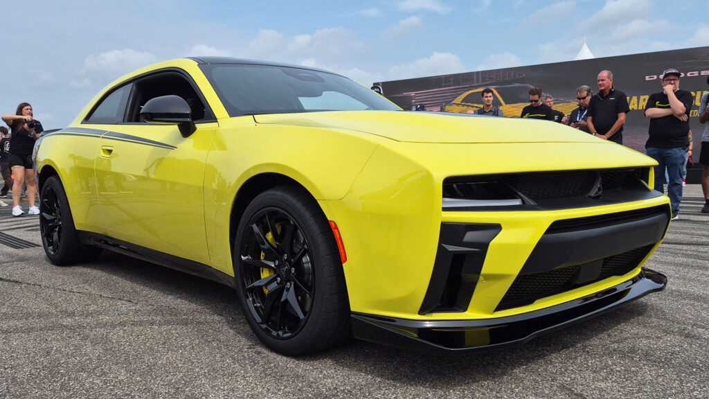  Dodge’s New Charger Super Bee Proves You Don’t Need A V8 To Beat A Hellcat To 60, Just Avoid The 1/4 Mile