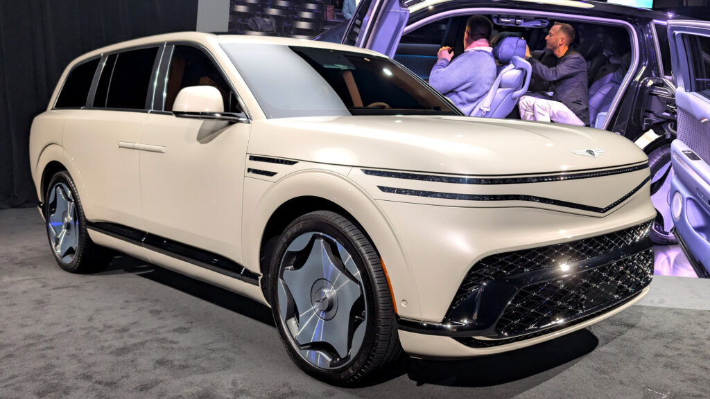  Genesis’ New GV90 Goes After BMW Money With Rolls-Royce Tricks (Live Photos)