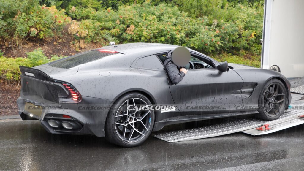 Aston Martin Vanquish S ззаду