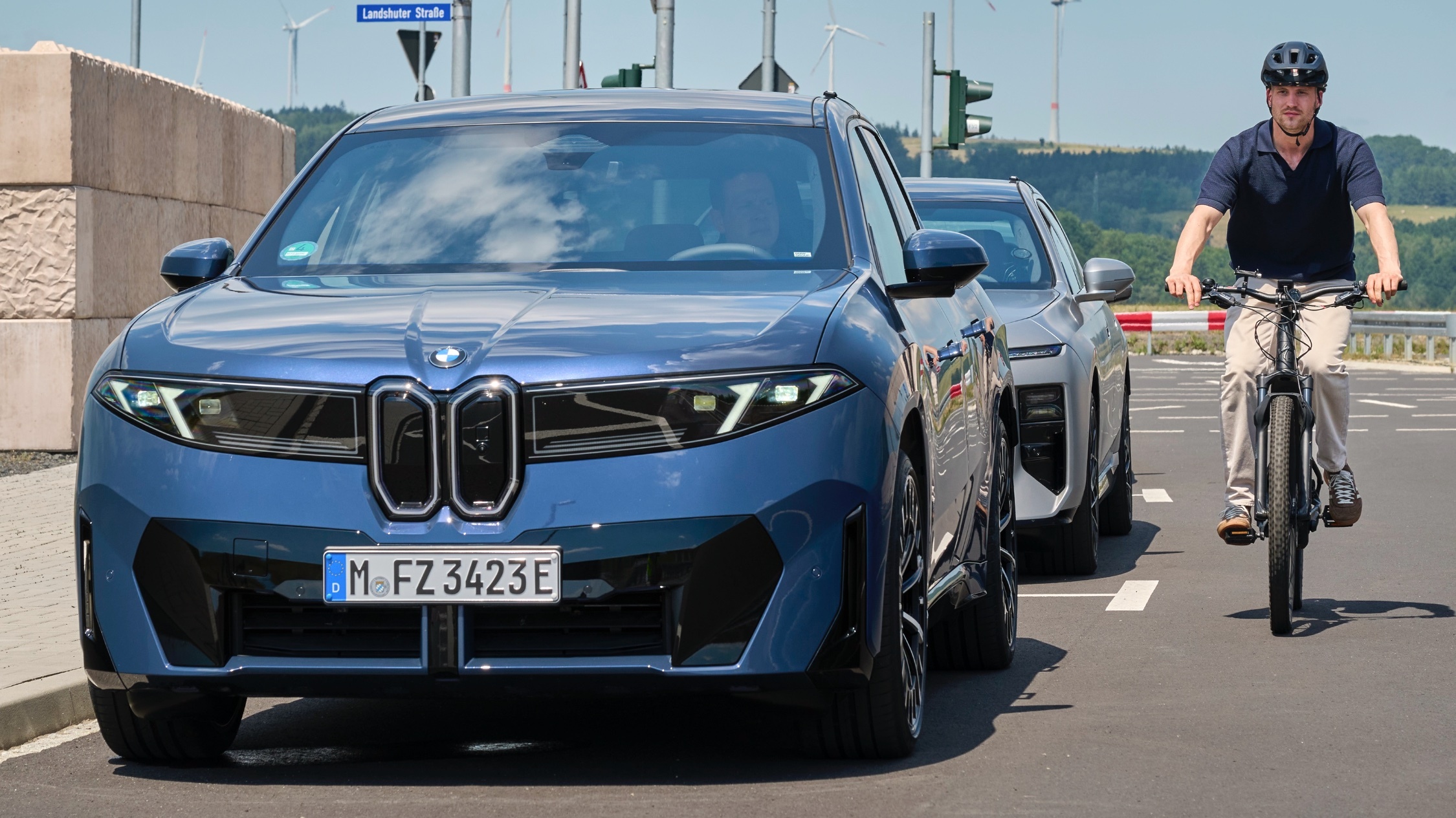 BMW 新 iX3 具備「防夾門」功能，並能主動避開危險