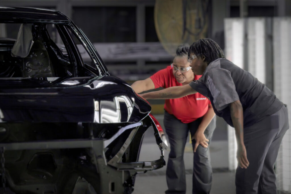  Nissan&rsquo;s AI Cameras Now Watch How American Factory Workers Bend And Walk