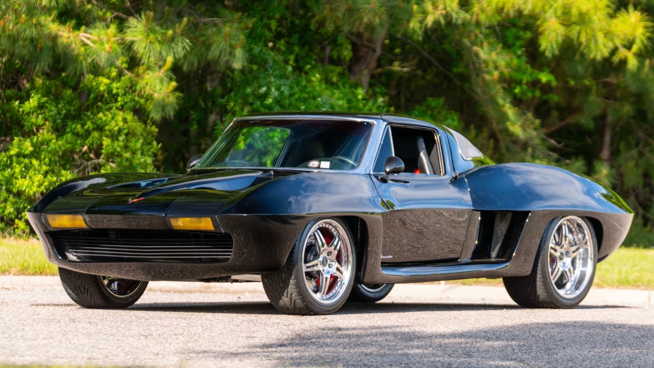 這輛中置引擎、分離式車窗的 1963 年 Corvette C2，保證會引起兩極評價