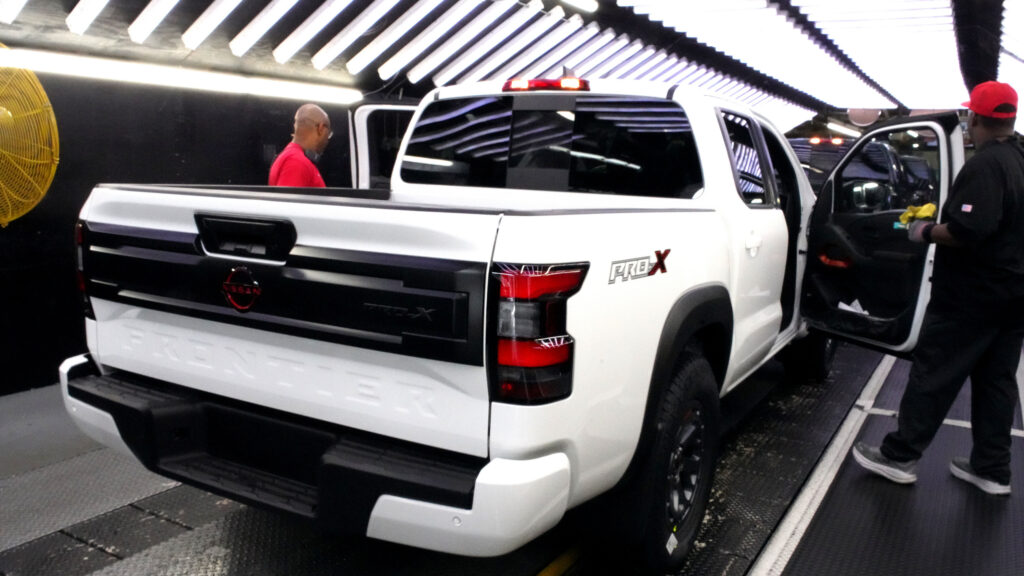  Nissan’s AI Cameras Now Watch How American Factory Workers Bend And Walk
