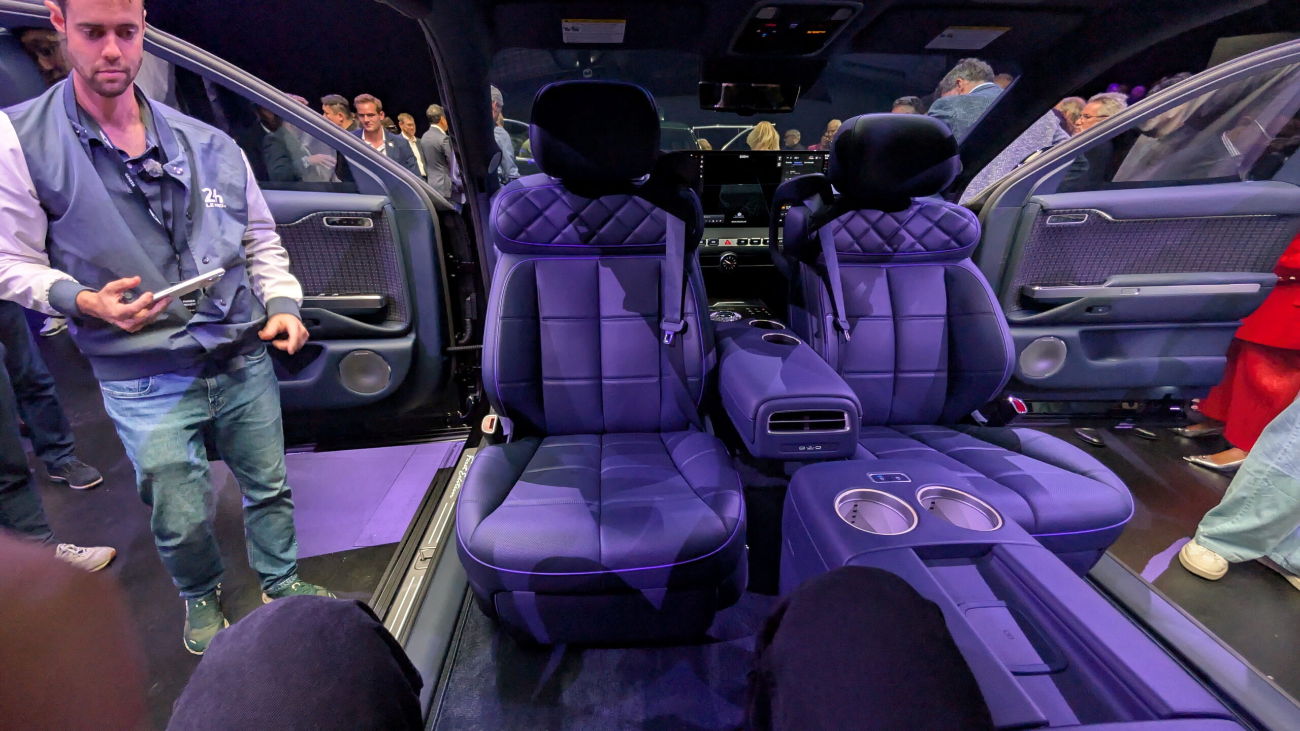 The Swivel-Seat Stare-Down: How the Genesis GV90 Engineered a Quiet Revolution in Cabin Design — image 3