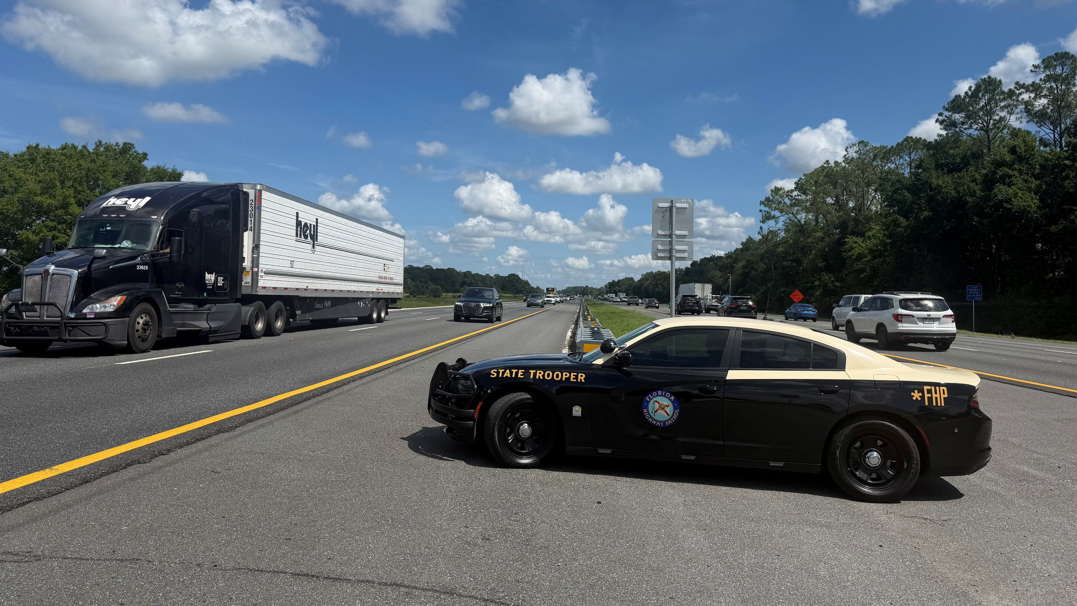 佛羅里達州警方取締占用內側車道的慢速駕駛，引發速度、安全與道路設計的爭議