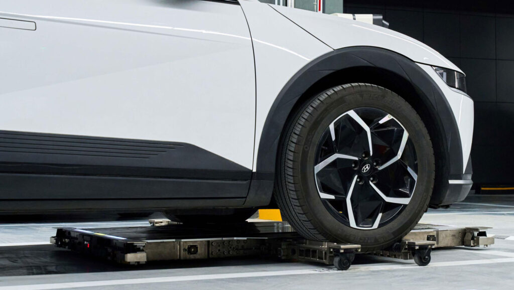  Hyundai’s Parking Robots Can Pack Up To 50% More Cars Into Existing Garages
