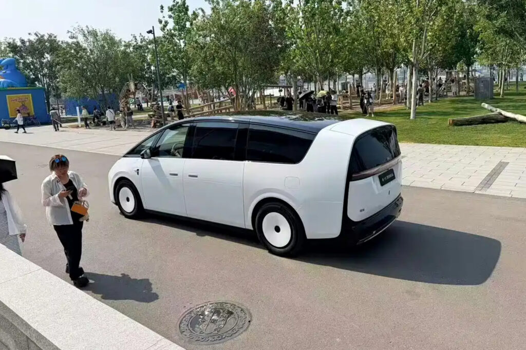  China&rsquo;s Wackiest Electric Minivan Is Getting Another Update
