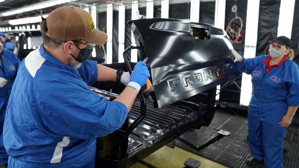  Nissan&rsquo;s AI Cameras Now Watch How American Factory Workers Bend And Walk