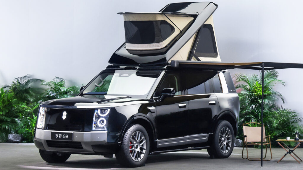  Huawei’s New Flagship SUV Runs 849 Miles On A Tank And A Battery