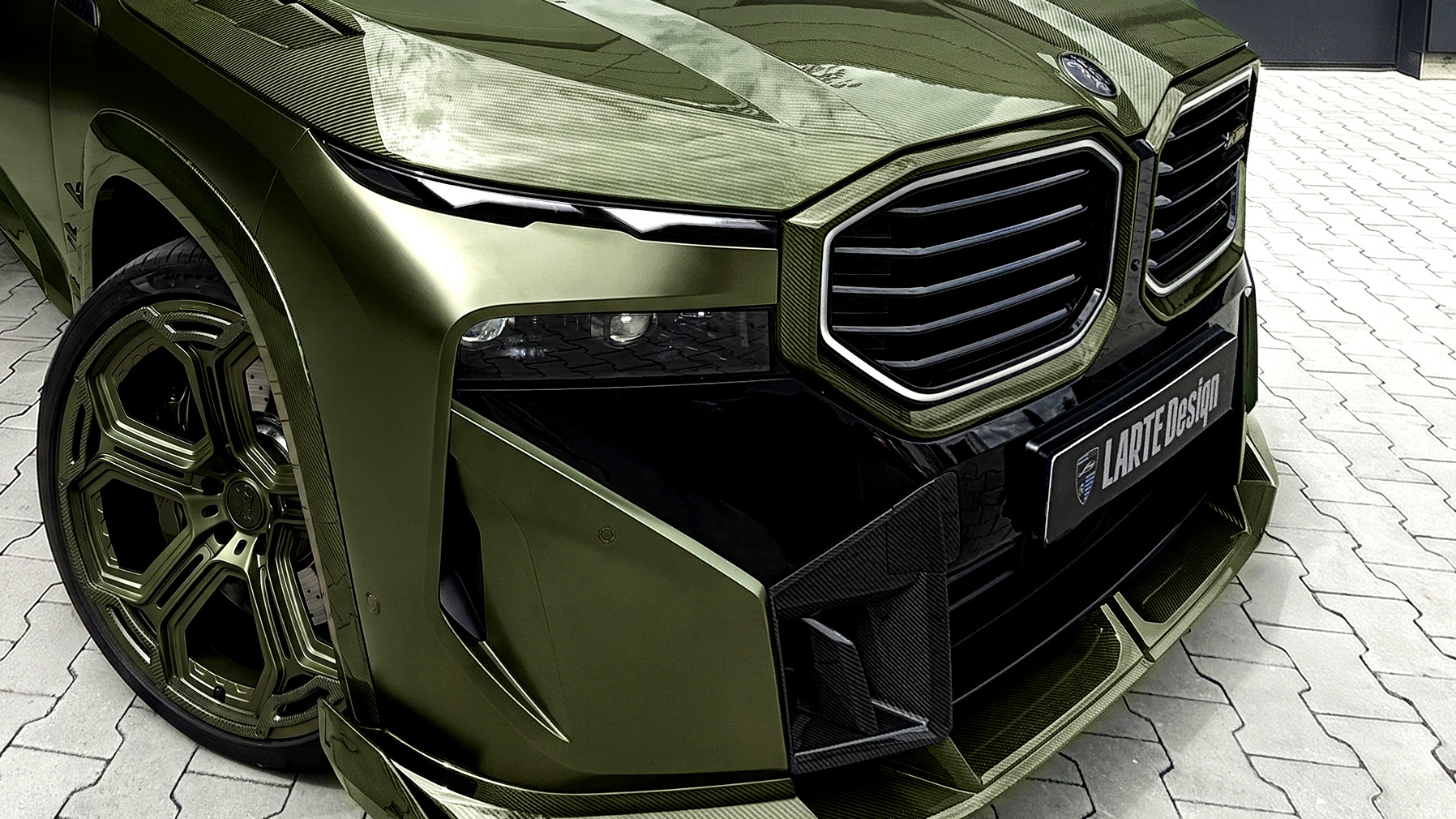 Larte Design 為 BMW XM 披上橄欖綠碳纖維外衣，風格獨特引發討論