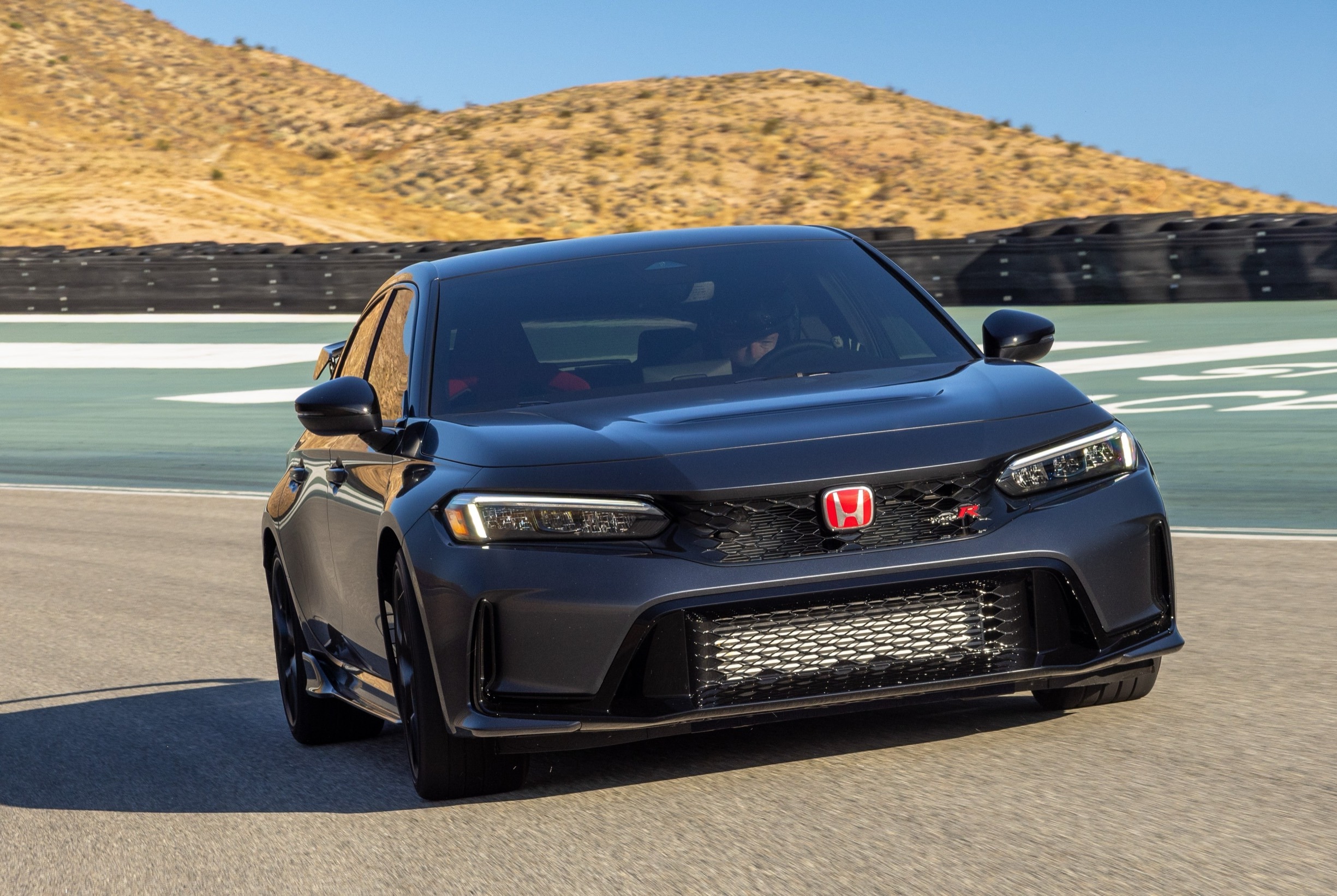 Honda Civic Type R 2027 анфас на треке
