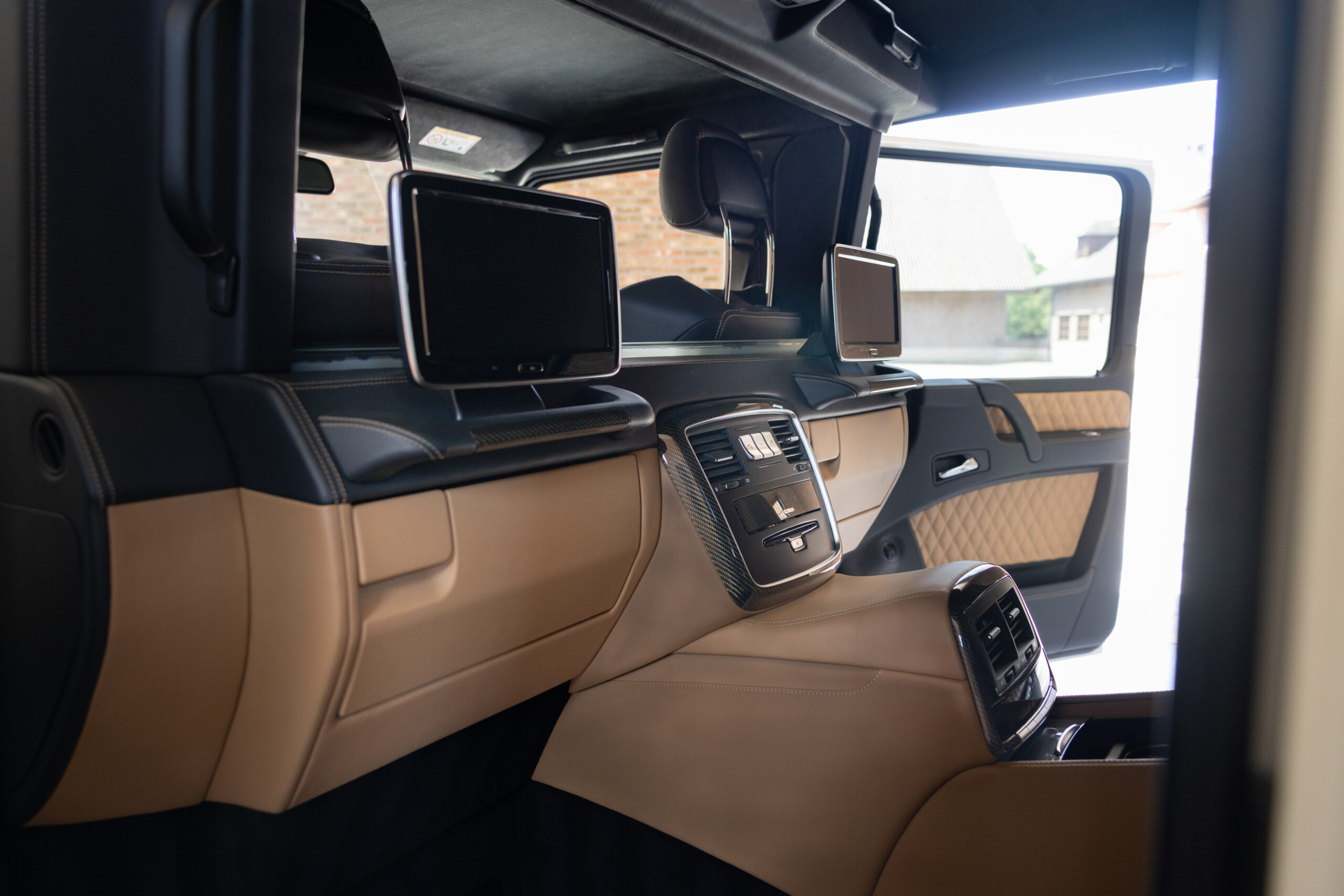 2018-Mercedes-Maybach-G-650-Landaulet_1472721