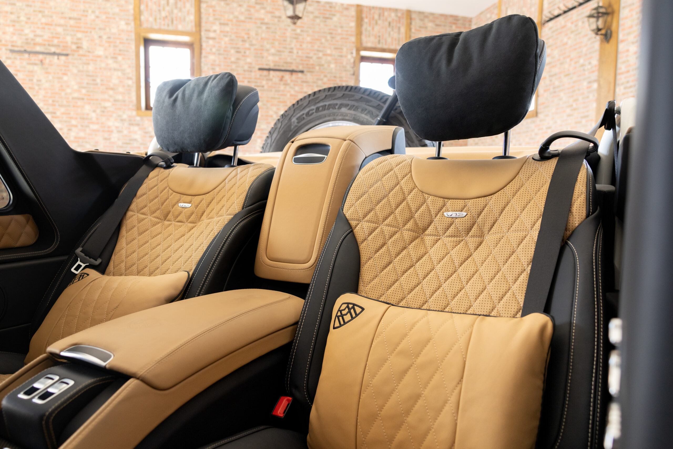 2018-Mercedes-Maybach-G-650-Landaulet_1472726