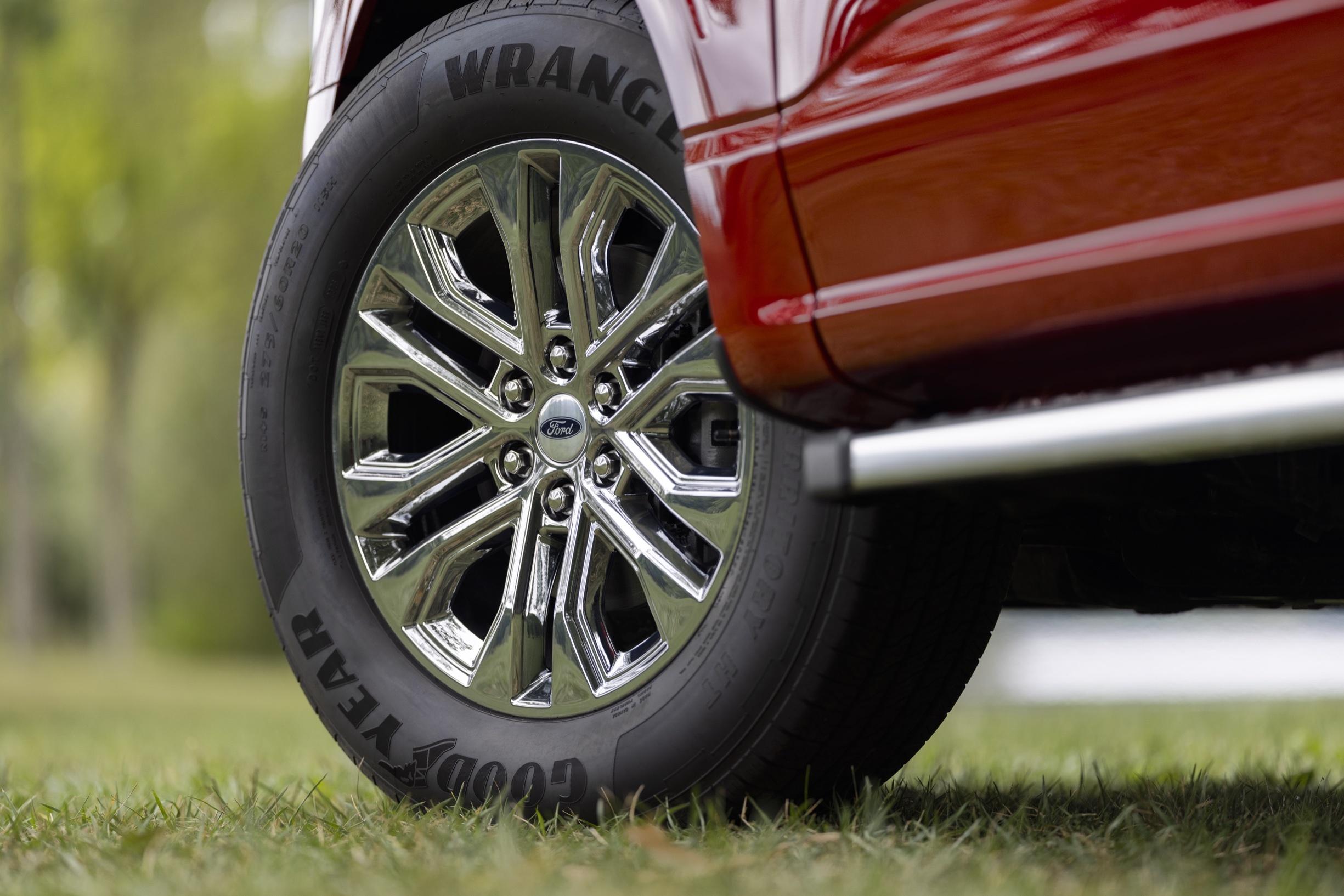 Хромированный диск Ford F-150 Lariat 2027 крупным планом