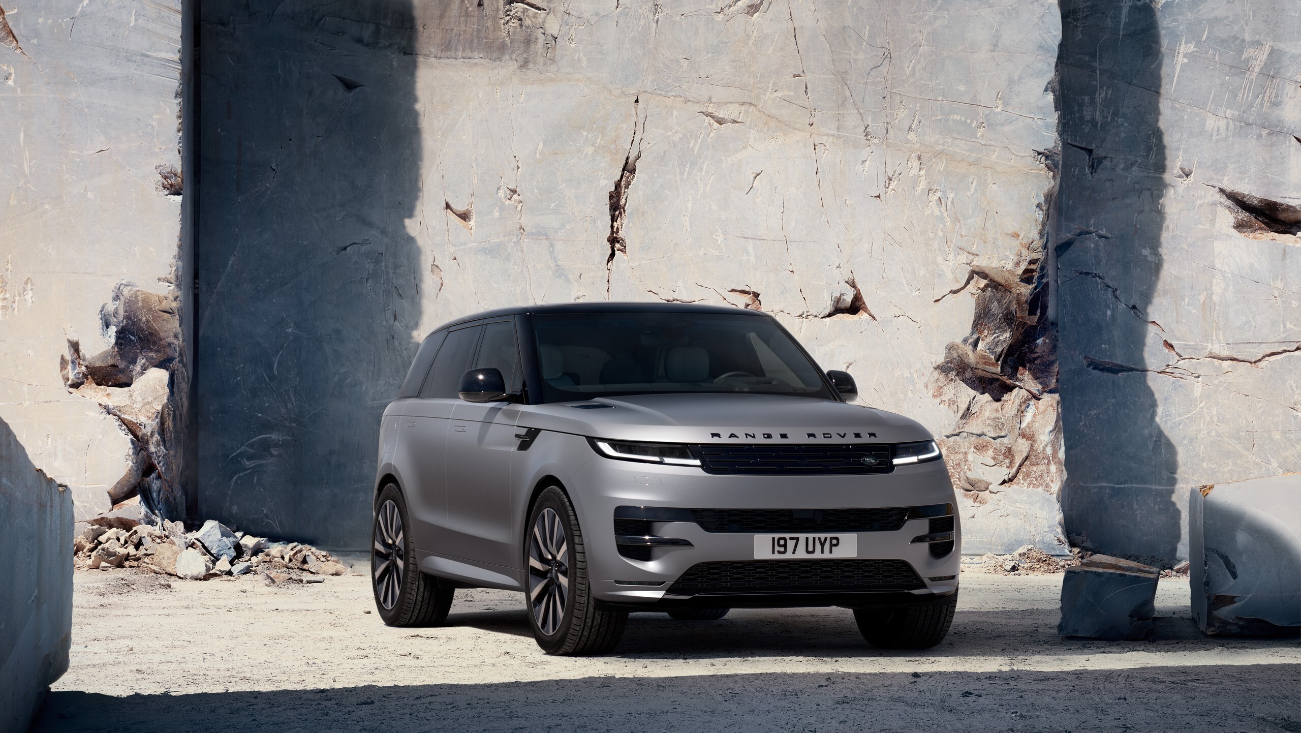 Range Rover Sport Electric, вид спереди три четверти