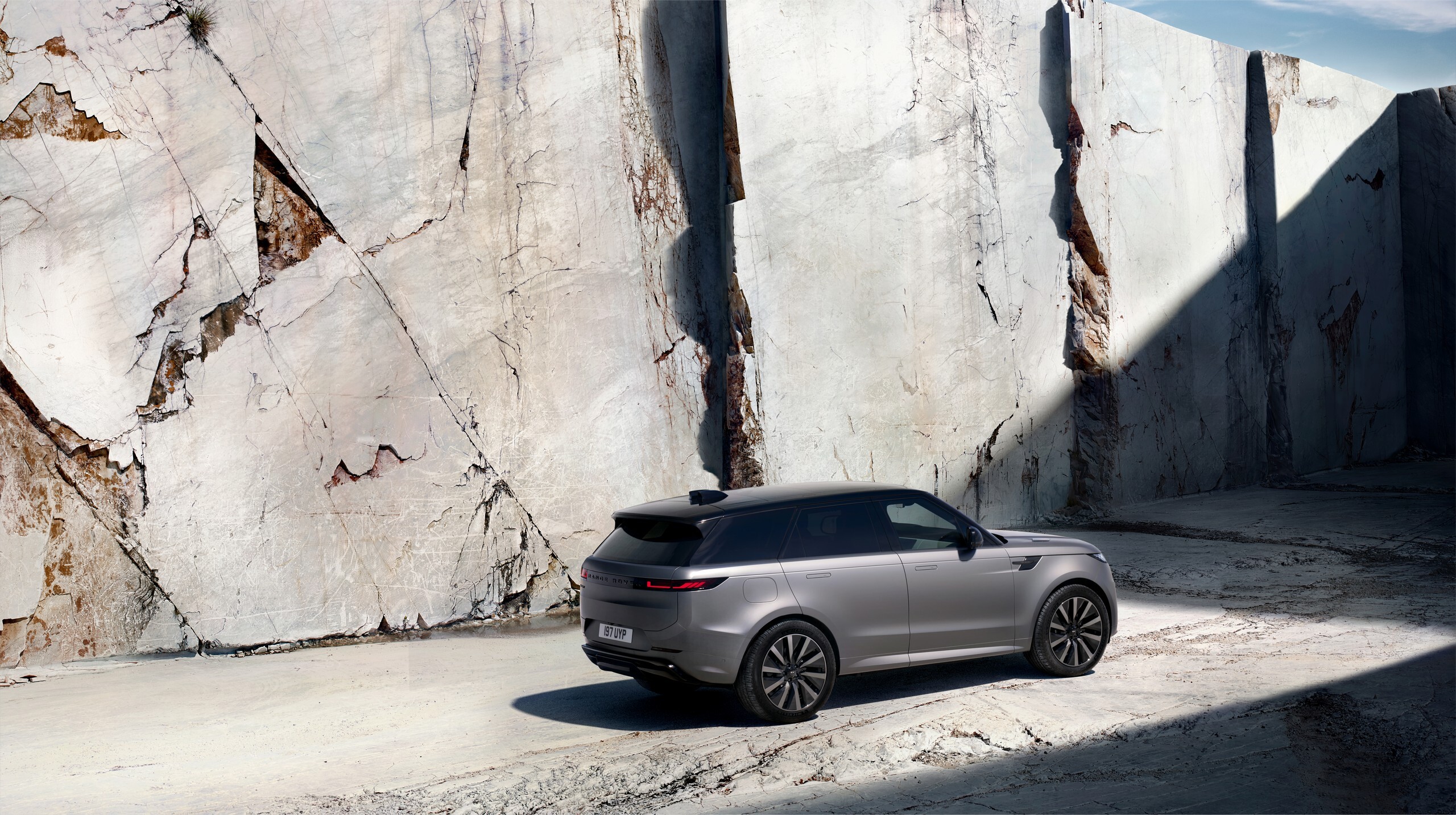 Range Rover Sport Electric, вид сзади три четверти