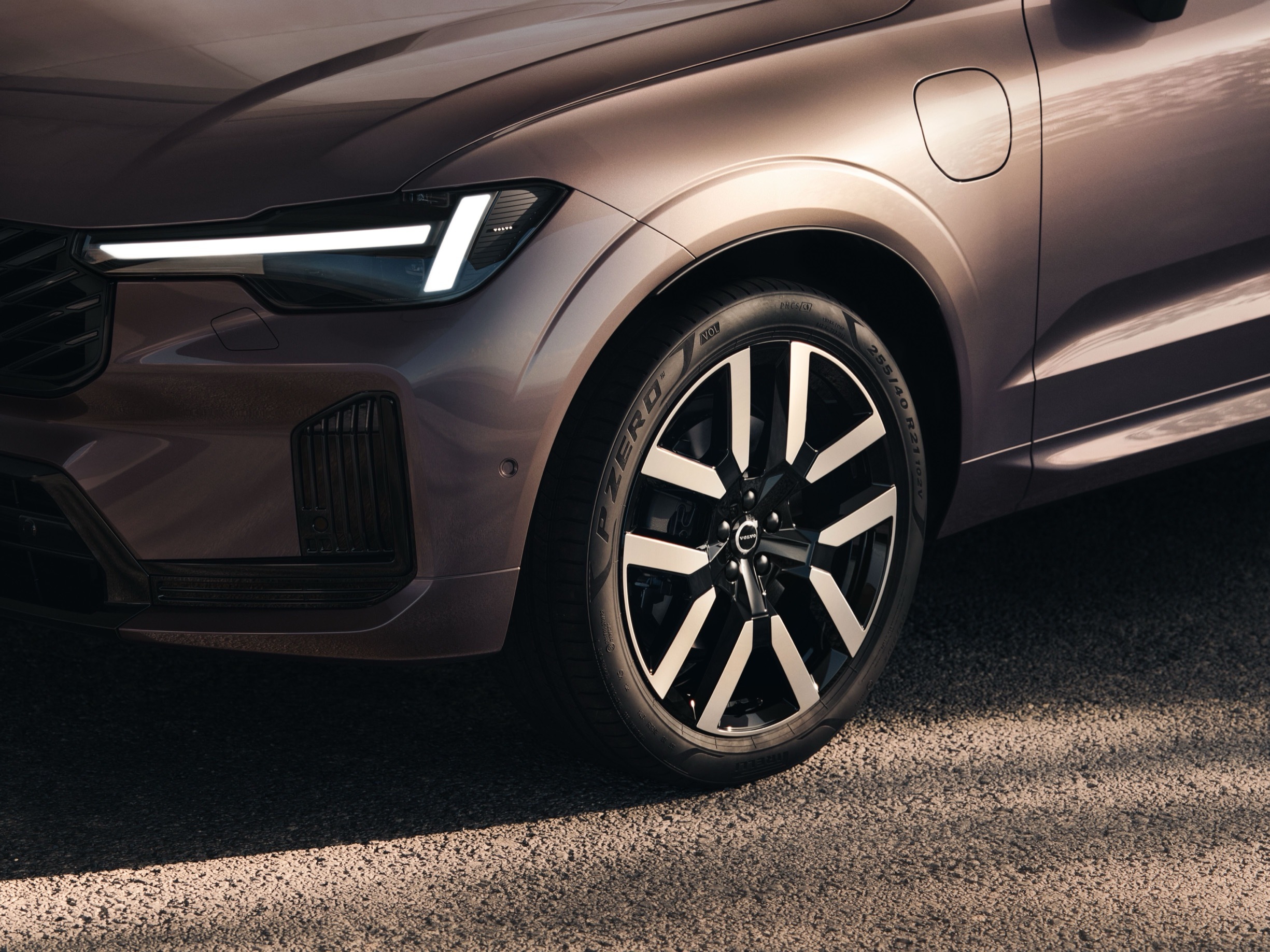 2027 Volvo XC90 PHEV 00010