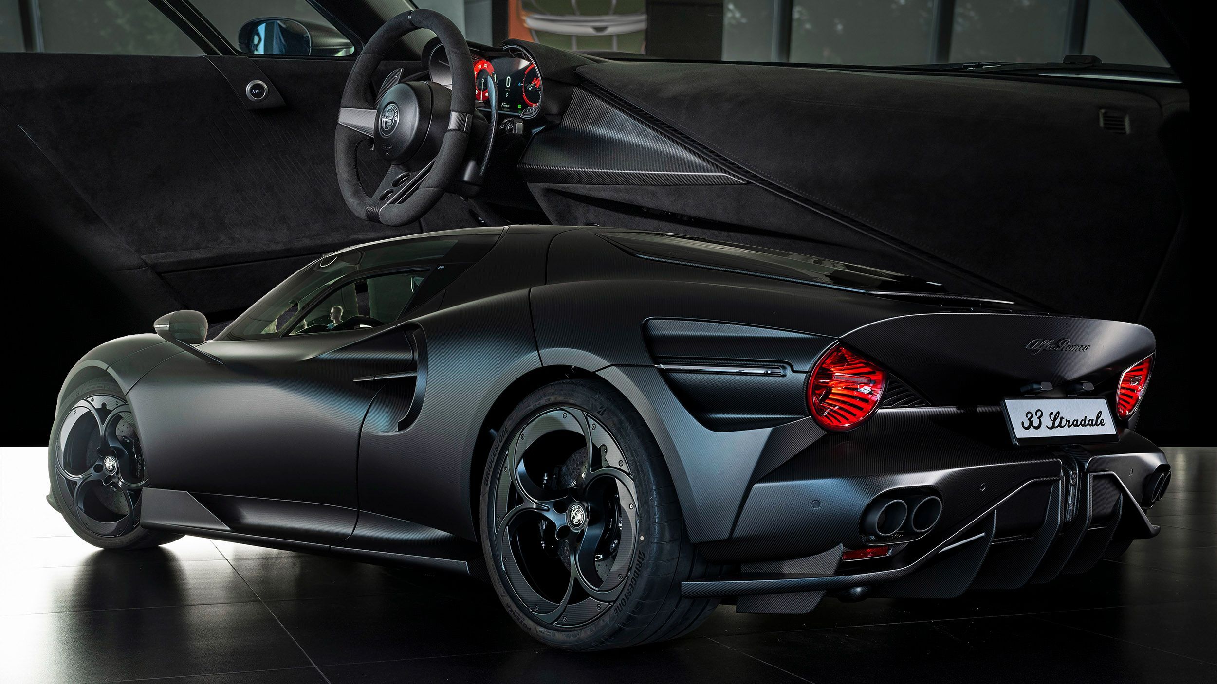 Alfa Romeo 獨一無二的 33 Stradale Perla Nera 帶來強烈蝙蝠車風格