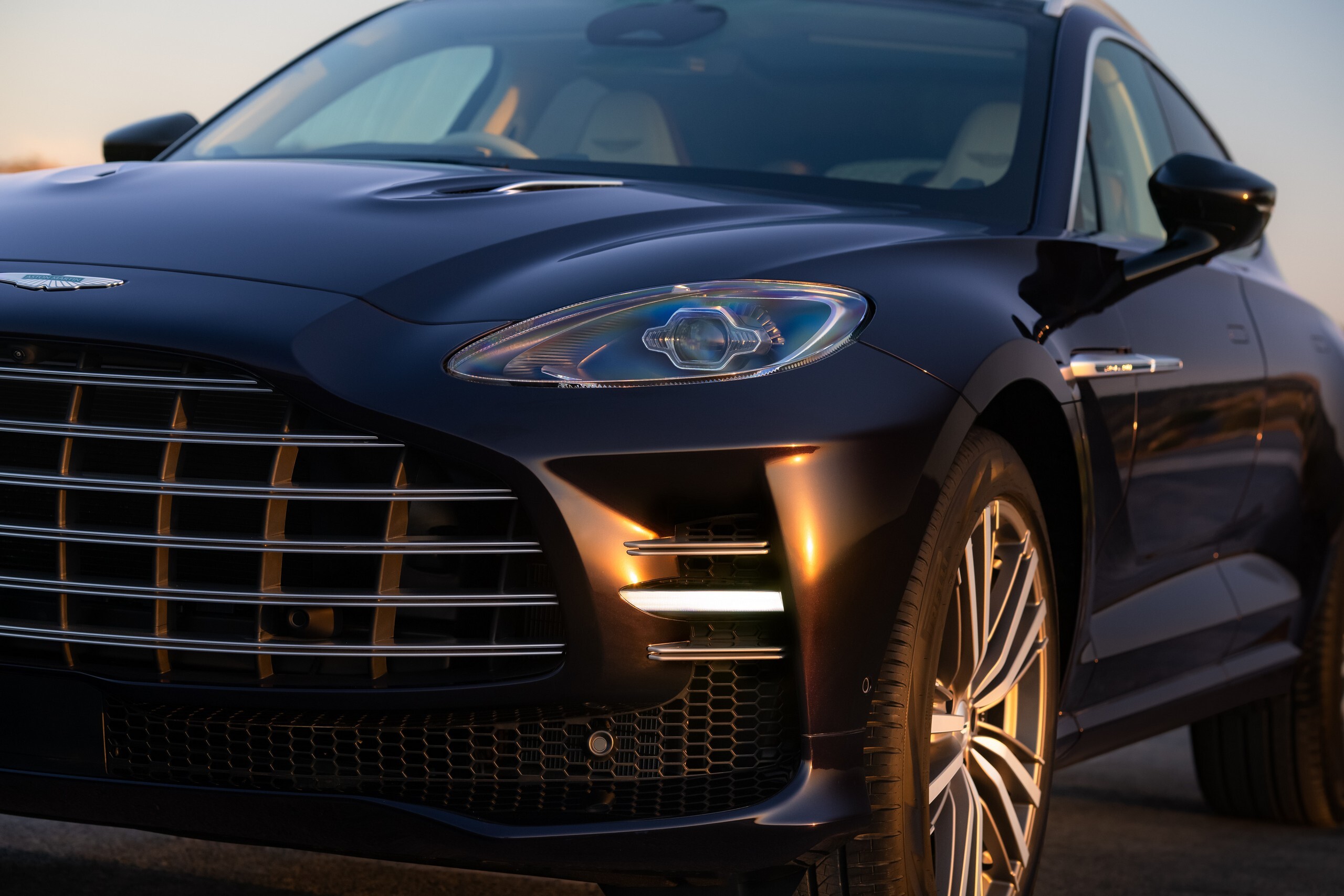 Решётка и фара Aston Martin DBX GT