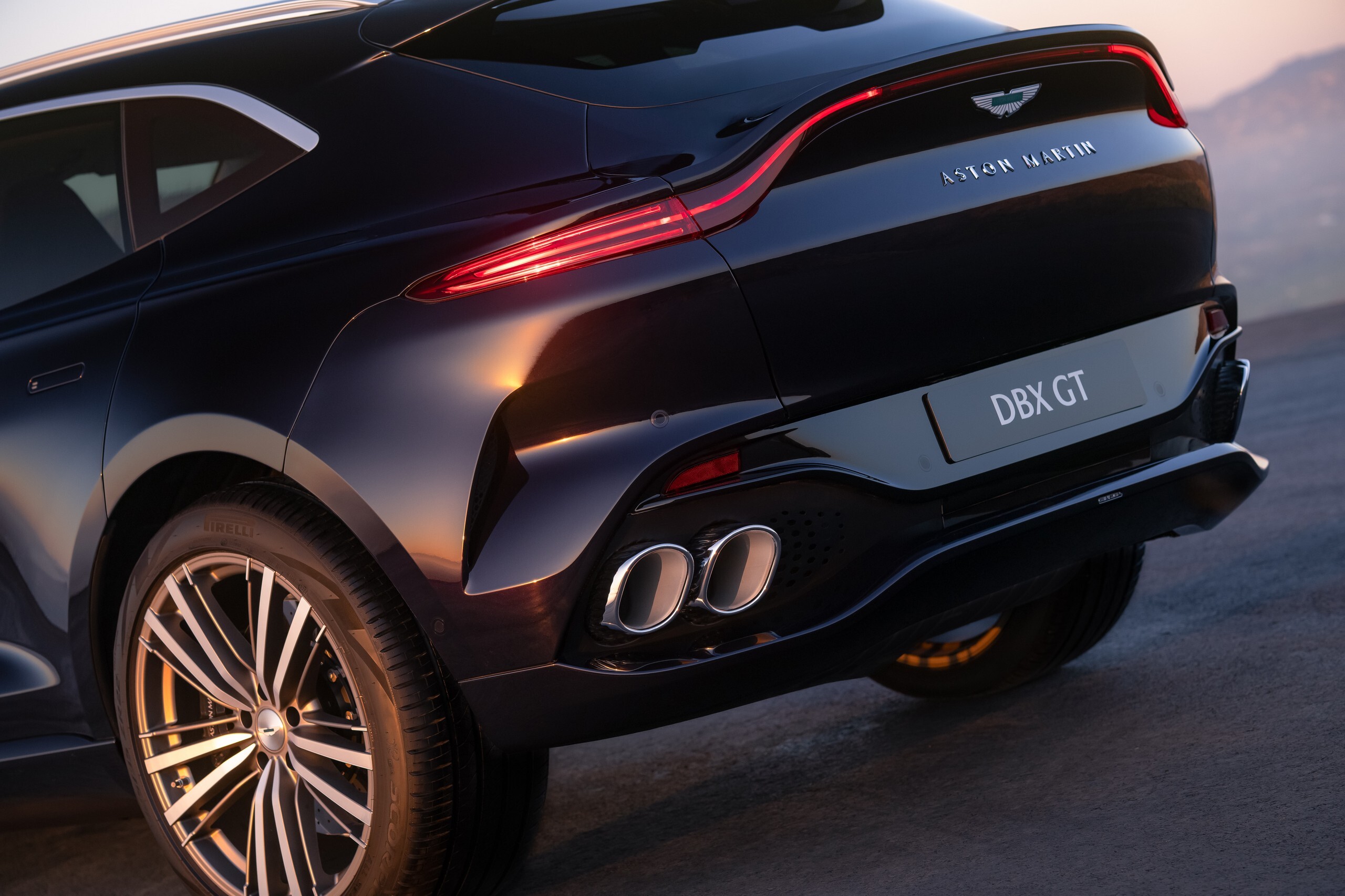 Корма Aston Martin DBX GT с четырьмя патрубками
