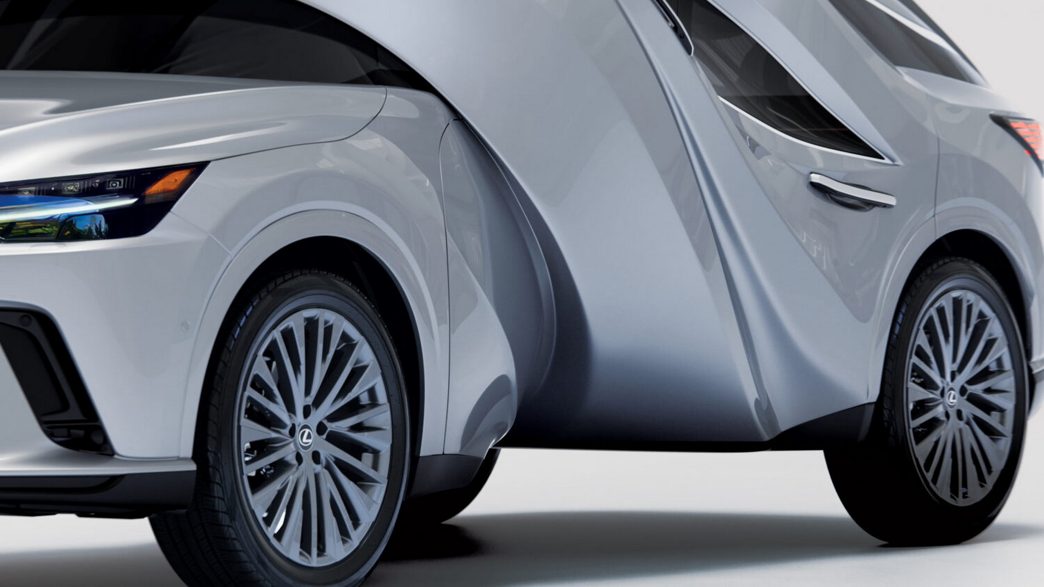 有人將 Photoshop 的「變形工具」實際應用在 Lexus 汽車上，打造出扭曲的藝術雕塑