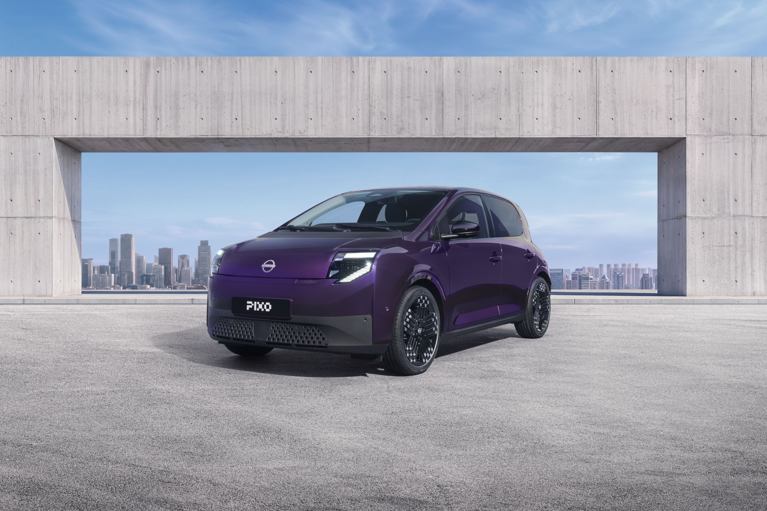 Nissan Pixo на фоне города