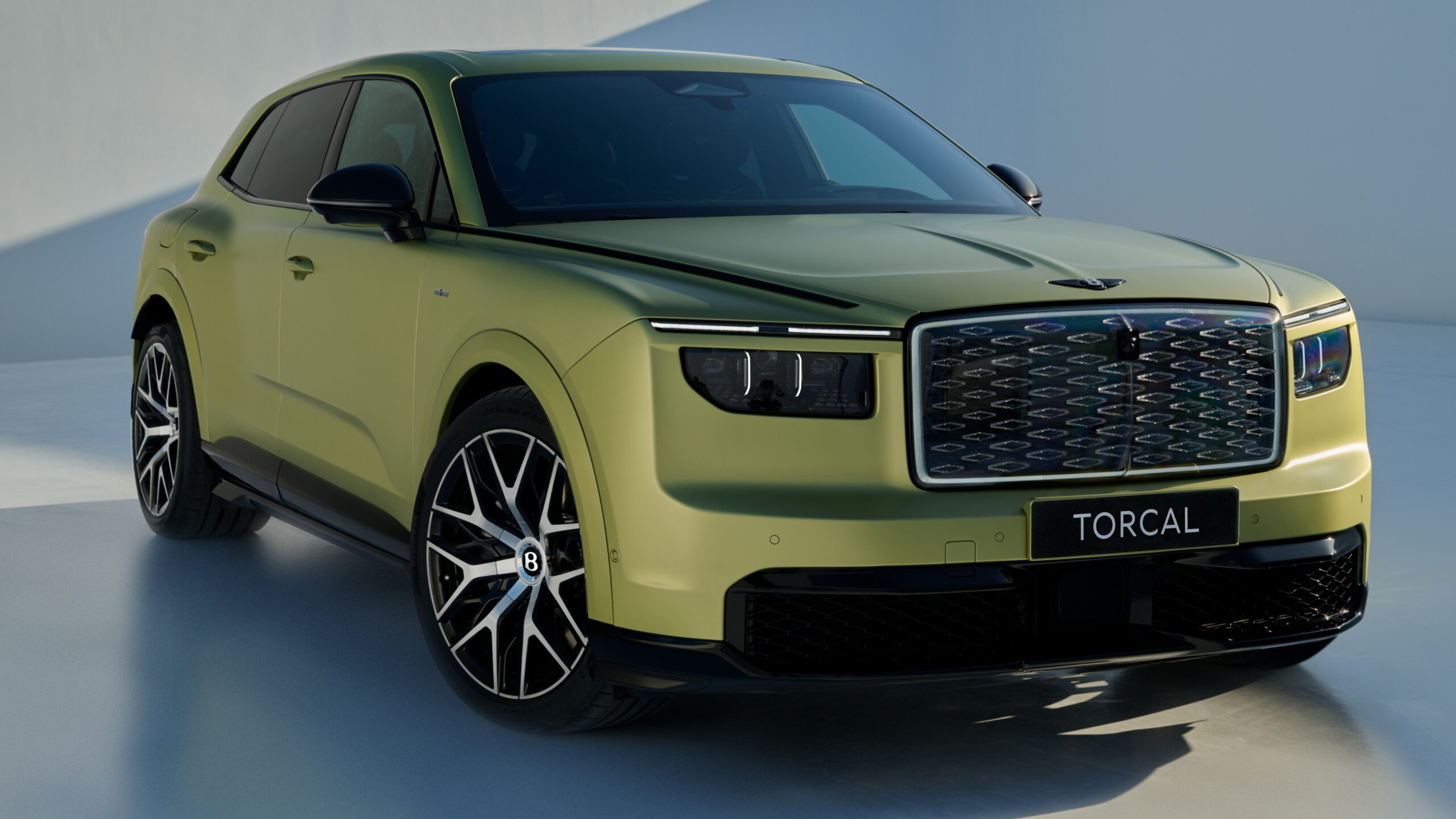 Bentley Torcal 登場：876 匹馬力、600 公里續航里程