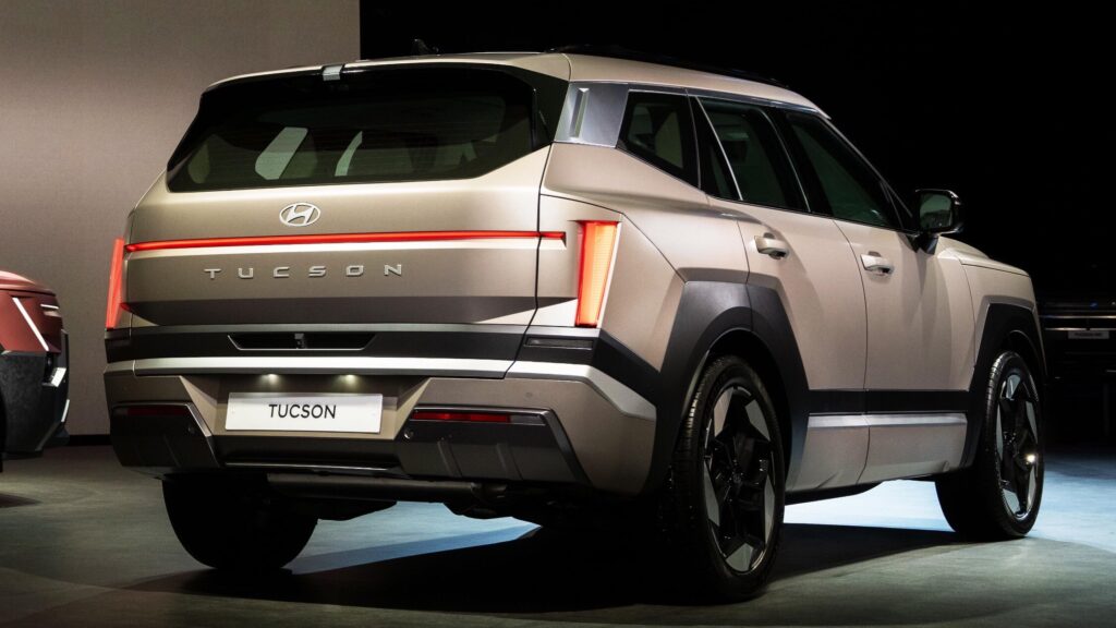  Hyundai’s New Tucson Remembers How You Got Into That Tight Parking Bay, And Reverses Itself Out