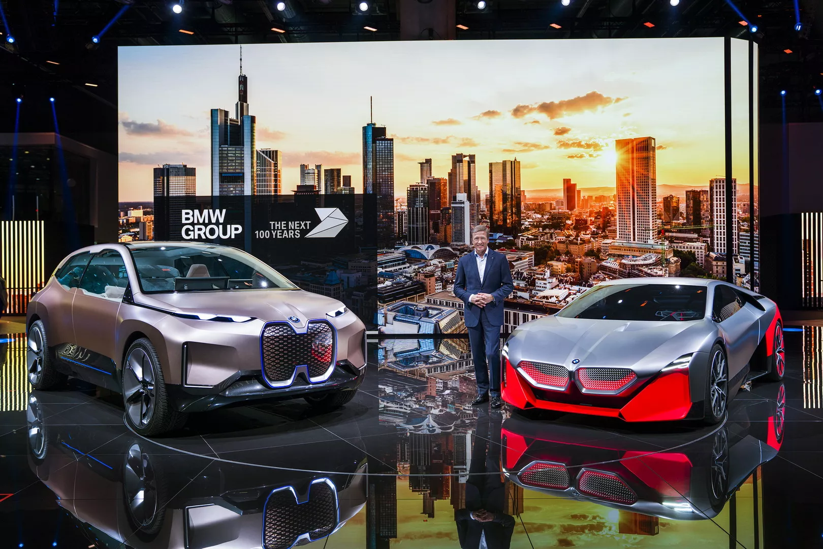 8433522d-2019-bmw-vision-m-next-27.webp