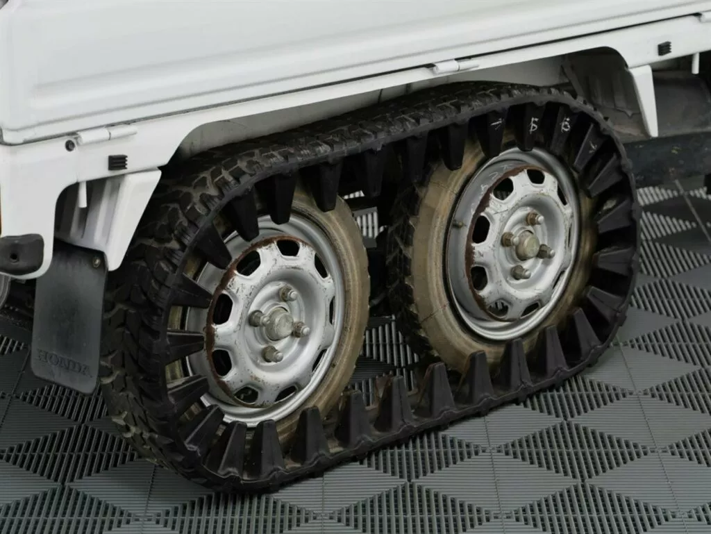 https://www.carscoops.com/wp-content/uploads/webp/2023/12/1994-Honda-Acty-6x6-Crawler-8-1024x769.webp