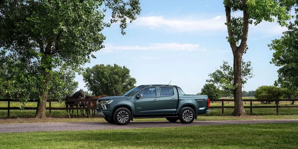 https://www.carscoops.com/wp-content/uploads/webp/2024/04/2025-Chevrolet-S10-4-1024x512.webp