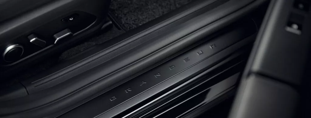 https://www.carscoops.com/wp-content/uploads/webp/2024/06/2025-Hyundai-Grandeur-Interior-25-1024x390.webp