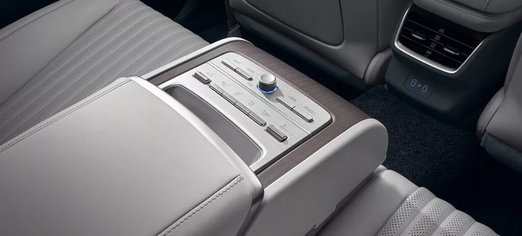https://www.carscoops.com/wp-content/uploads/webp/2024/06/2025-Hyundai-Grandeur-Interior-26-1024x463.webp