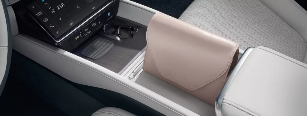 https://www.carscoops.com/wp-content/uploads/webp/2024/06/2025-Hyundai-Grandeur-Interior-32-1024x390.webp