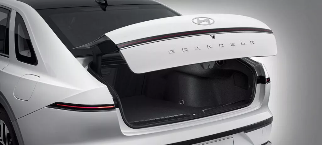 https://www.carscoops.com/wp-content/uploads/webp/2024/06/2025-Hyundai-Grandeur-Interior-36-1024x463.webp